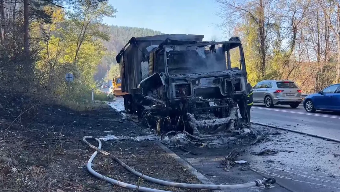Камион избухна в пламъци на Прохода на Републиката ВИДЕО