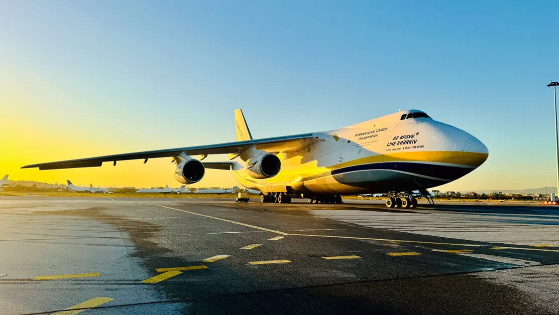 Легендарен и огромен самолет кацна на летището в София СНИМКИ