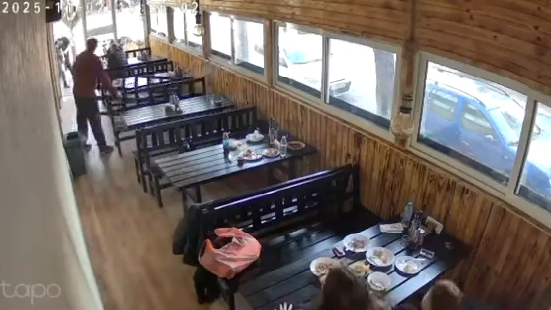 Мъж вилня в заведение в София, държал и нож: Момичета се уплашиха до смърт ВИДЕО