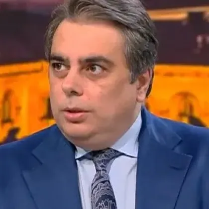 България приема първия си бюджет в евро на фона на