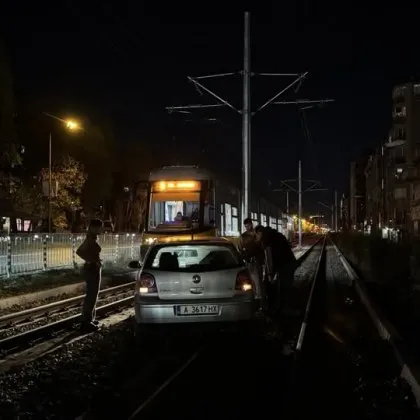 Лек автомобил се озова на трамвайно трасе в София тази