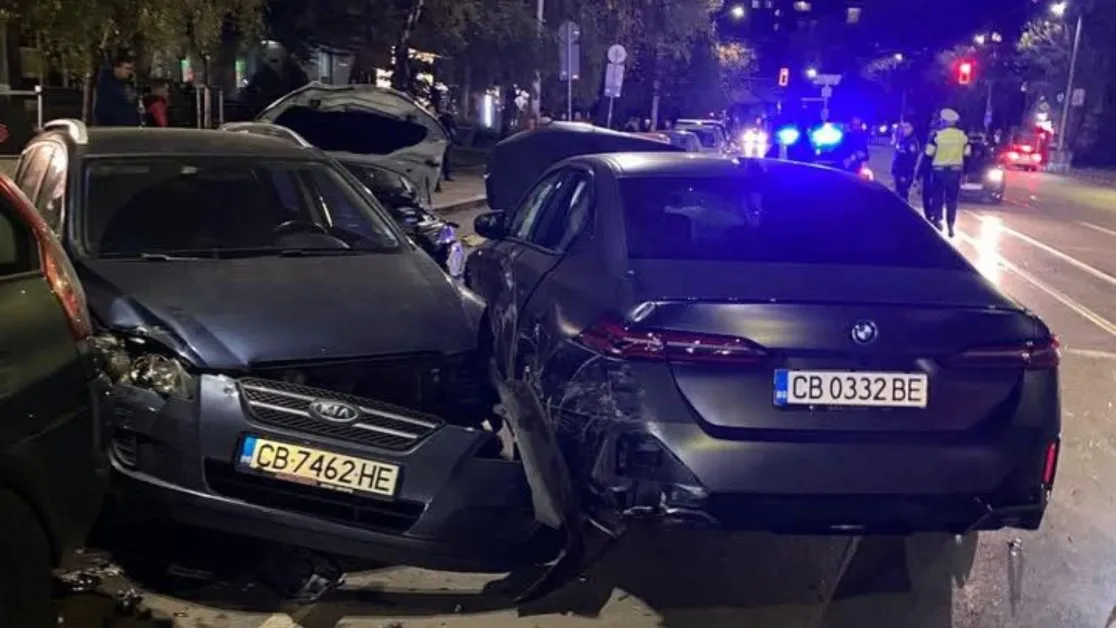 Пиян е бил шофьорът, блъснал шестте коли в центъра на София СНИМКИ