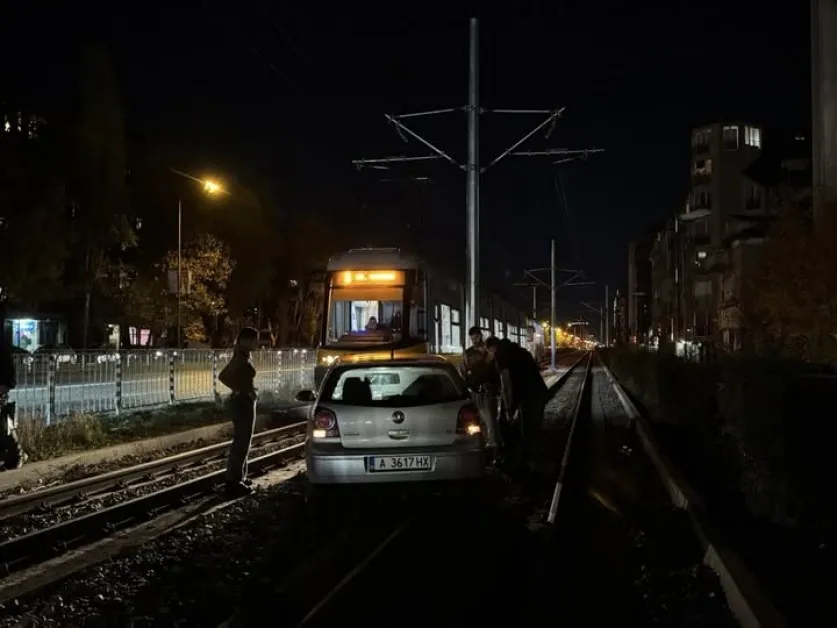 "С кран ли са го оставили там": Бургаска кола се озова на трамвайното трасе в София СНИМКА