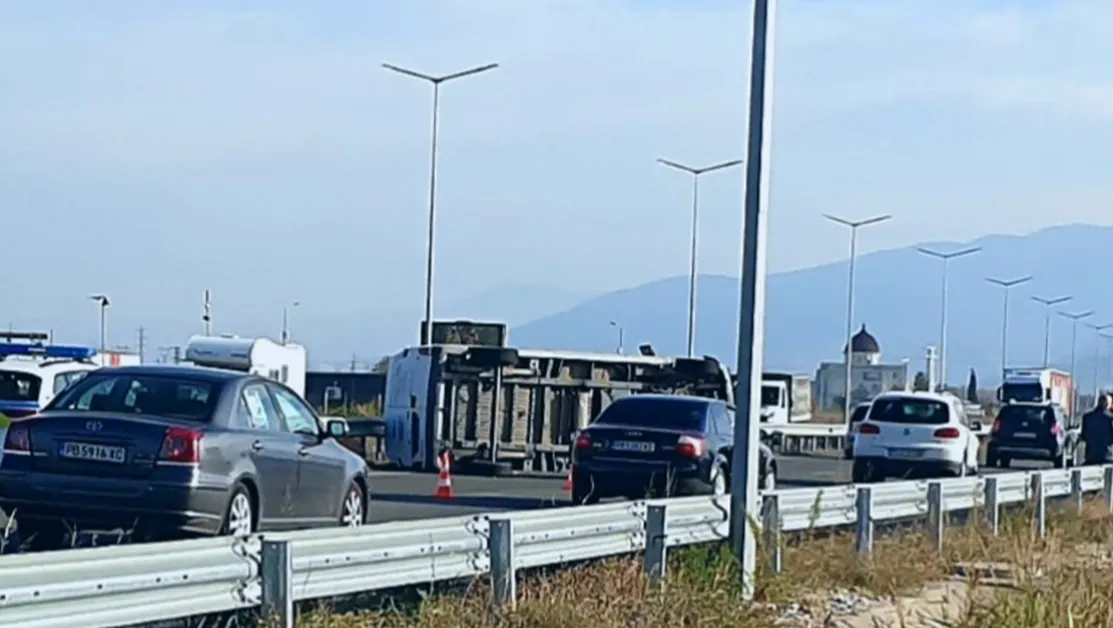 Бус се обърна на пътя Пловдив - Асеновград