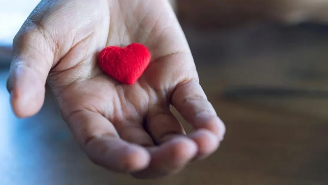 История за доброта в Перник: Полицай и младежи помогнаха на паднал възрастен мъж