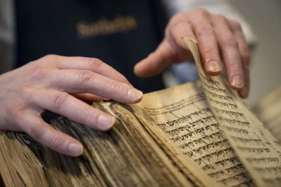 Изкуствен интелект анализира Библията и вероятните автори: какво откри