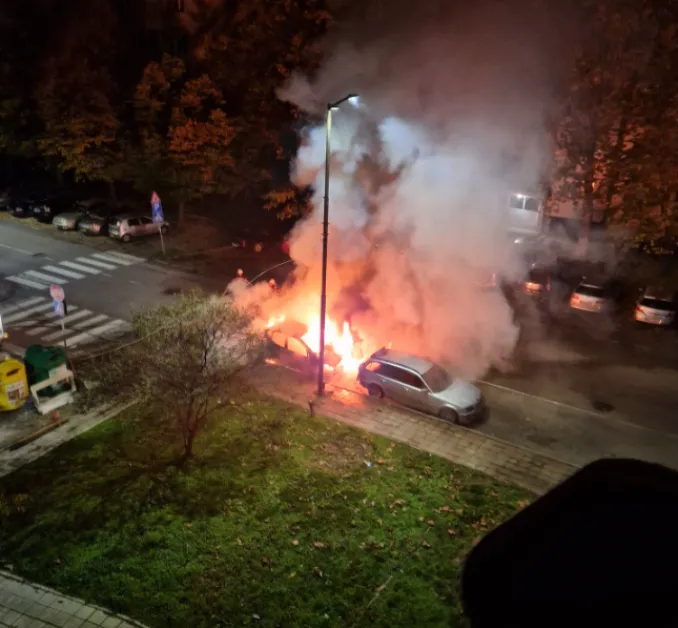 Кола горя тази нощ в Димитровград СНИМКИ