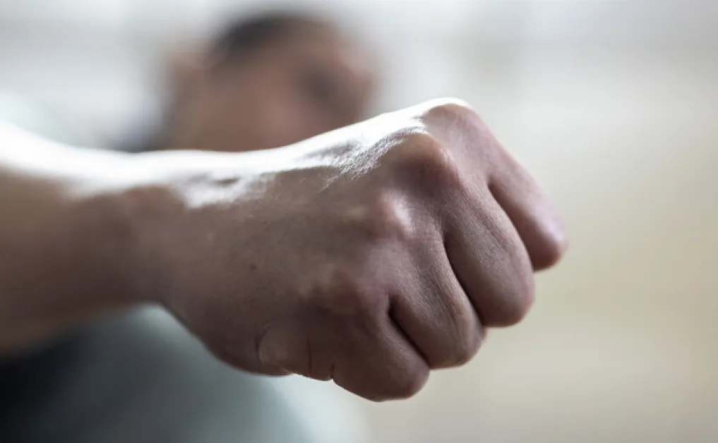 Мъж удари жена след катастрофа, с фрактура на черепа е