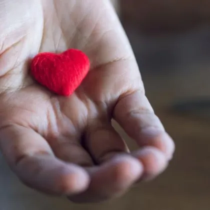 История за доброта в Перник: Полицай и младежи помогнаха на паднал възрастен мъж