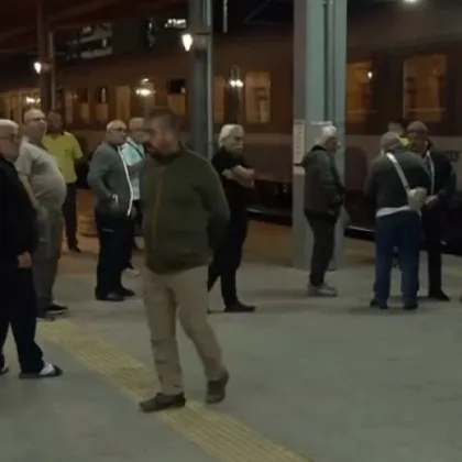 Международен влак с близо 300 пътници е блокиран трети ден