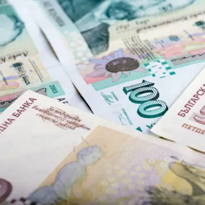 НОИ утвърди проектобюджета за 2026 г.: Колко ще станат майчинството, заплатите и пенсиите