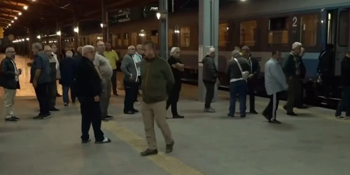 Международен влак с 300 пътници е блокиран в Пловдив вече трети ден. Защо?