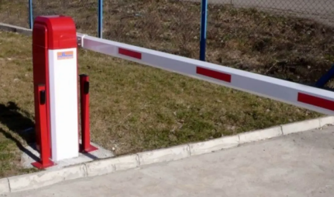 Пиян 18-годишен чужденец потроши бариера в Пловдив