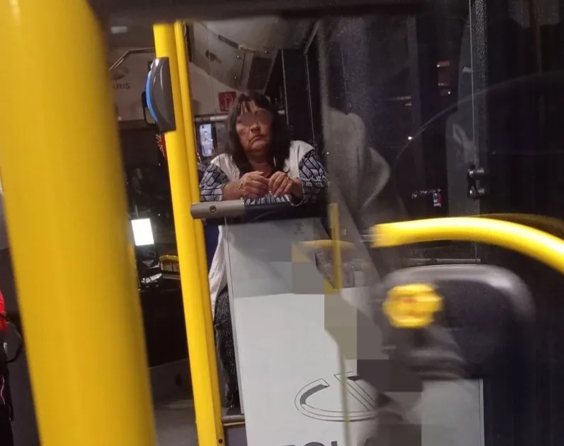 Яйце по тролея, тръба по децата – шофьор реши да раздава възмездие