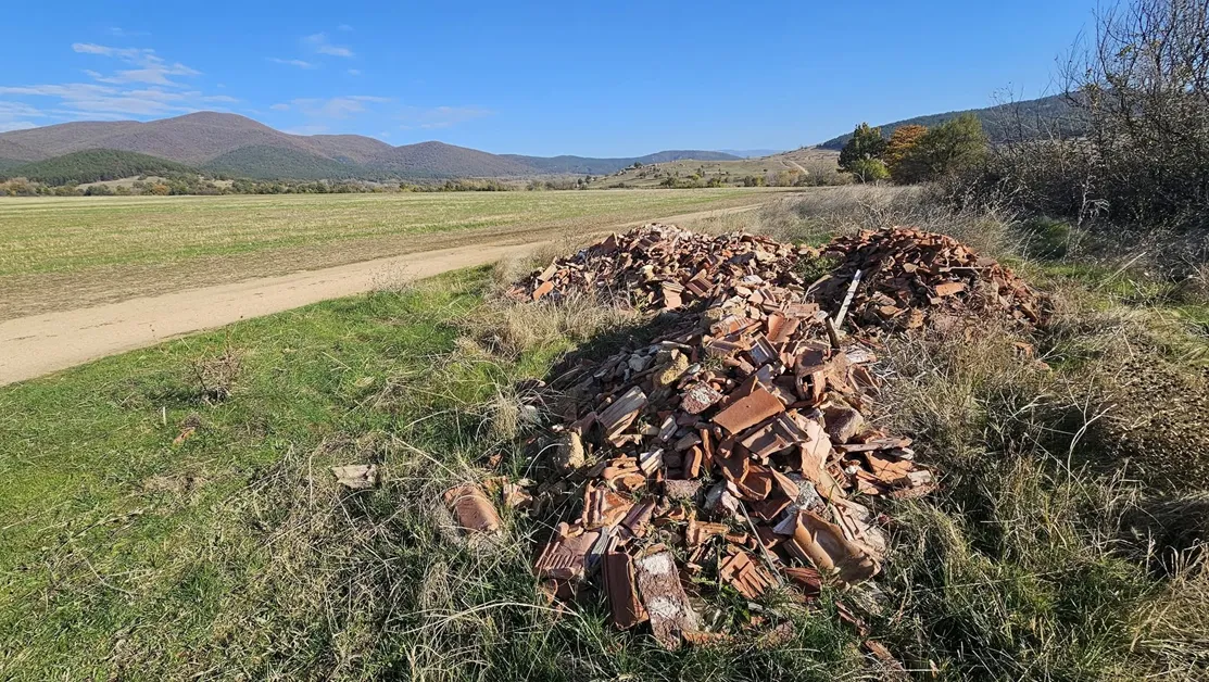Жителка на Хисаря: Безсъвестният човек, изхвърлил мизериите си, да дойде да си ги вземе обратно СНИМКИ