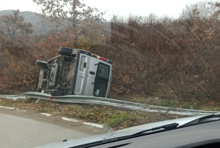 Бус се обърна в Ловешко