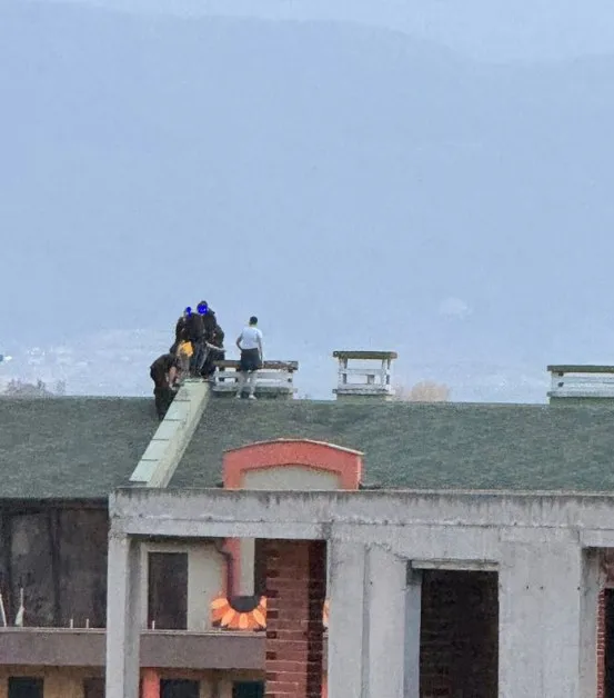 Деца се катерят по покриви на високи блокове, рискуват падане ВИДЕО+СНИМКИ