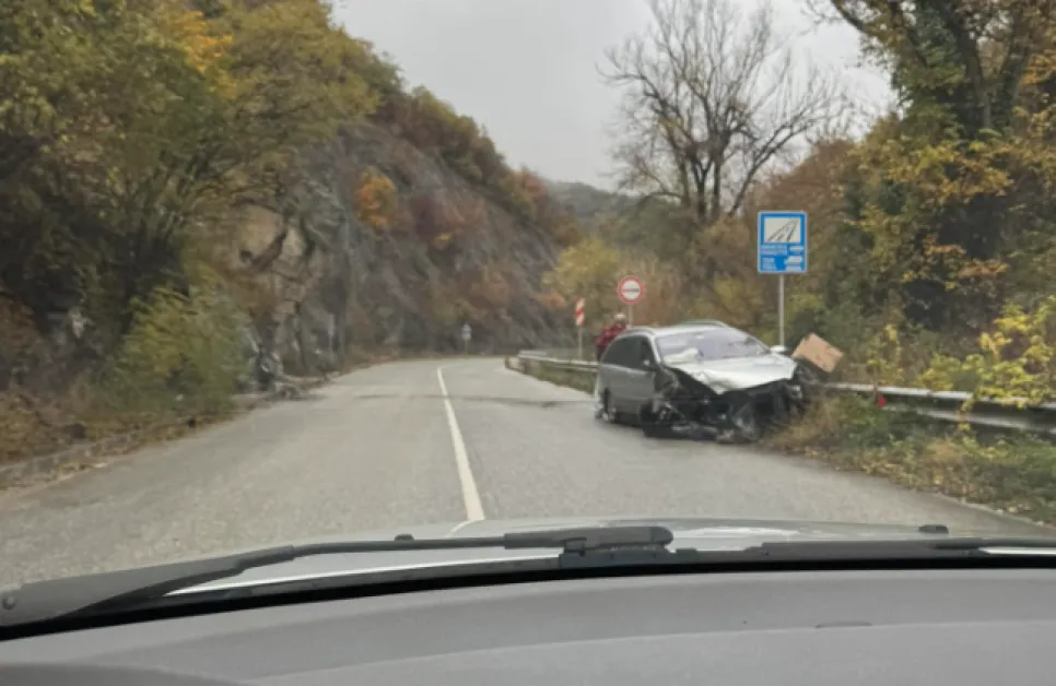 Кола катастрофира на пътя Асеновград - Смолян СНИМКА