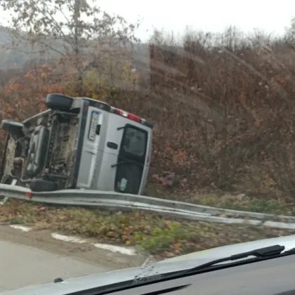 Бус се обърна в Ловешко