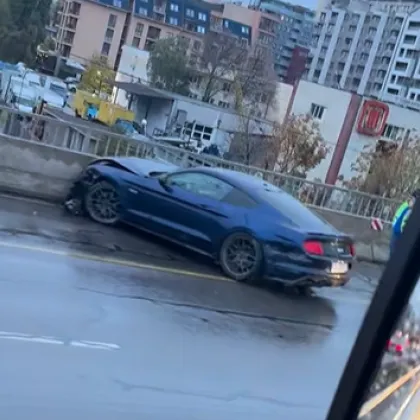 Кола се блъсна в бетонна преграда в София СНИМКИ