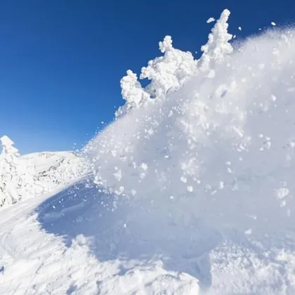 Лавина в Непал уби най-малко трима души
