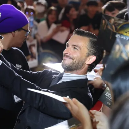 Списание "Пийпъл": Джонатан Бейли е най-сексапилният мъж на 2025 г.