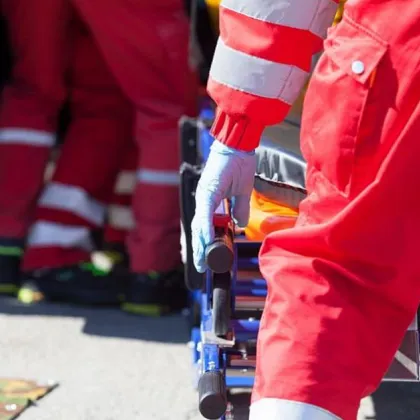 Изваденият късно снощи от италиански пожарникари румънски работник затрупан в