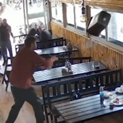 Психично болният мъж който преди дни буйства и троши в