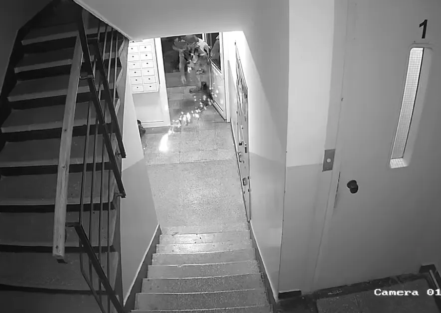 Родители, къде сте? Момчета хвърлиха бомбичка във вход на блок ВИДЕО