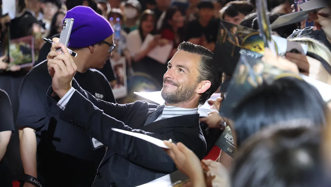 Списание "Пийпъл": Джонатан Бейли е най-сексапилният мъж на 2025 г.