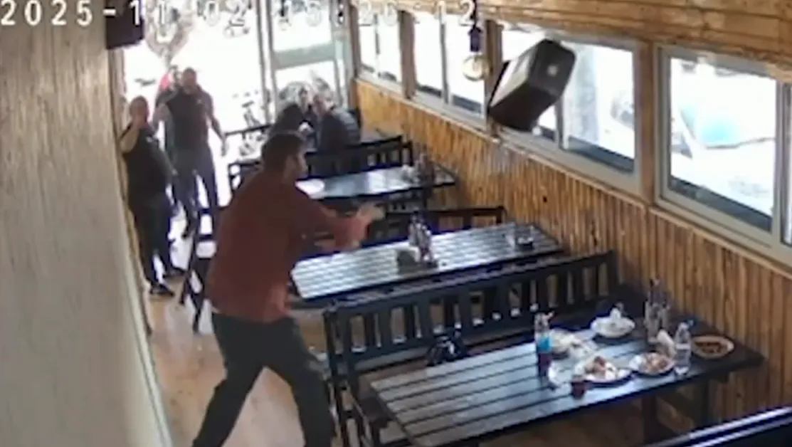 Свидетелка за мъжа, вилнял с нож в заведение в София: Преди това опита да убие човек на спирка