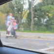 Майка вози двете си деца на електрическа тротинетка