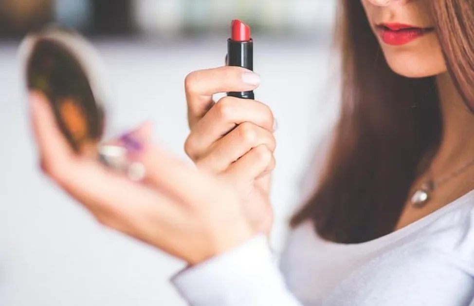 Зад гърба му! Жена потроши $140 000 на приятеля си за разкрасителни процедури