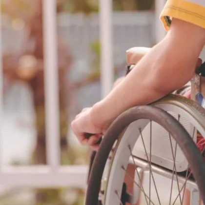 Дъщеря сигнализира за затруднен достъп до концерт за своята майка с инвалидна количка