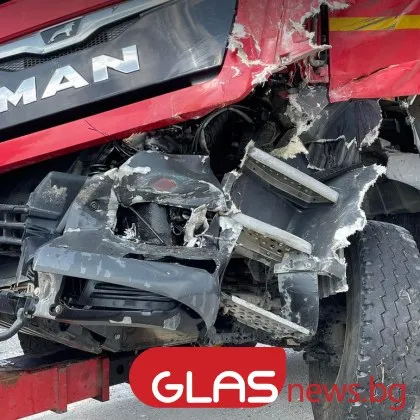 Шофьор се вряза в камион, загина