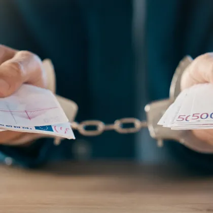 Служител от Държавен фонд Земеделие е задържан в момент на