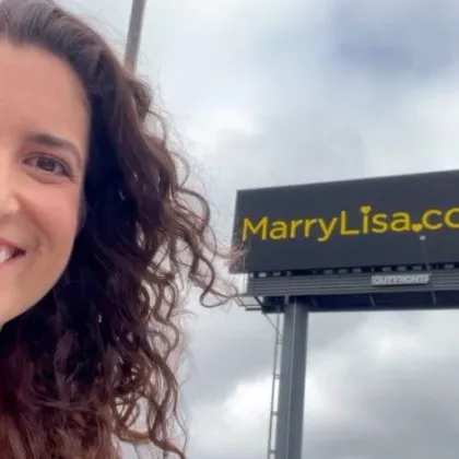 Жена стартира необичайна кампания за любов, заляха я писма с омраза ВИДЕО