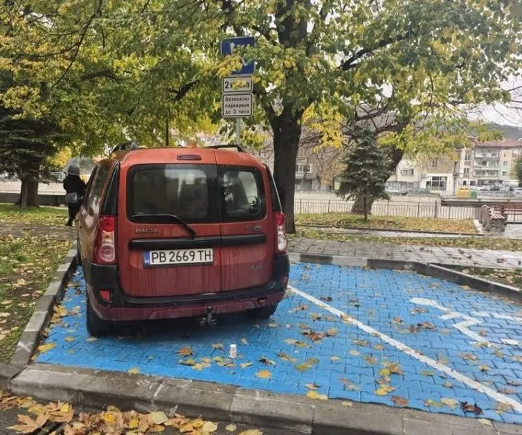 ТЕЛК за наглост: в Асеновград „нашите" паркират, където поискат СНИМКИ