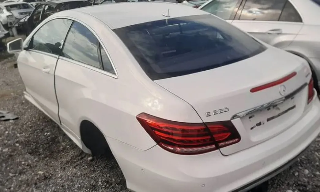 Откриха в сервиз във Враца издирван в Чехия камион и шасита на коли