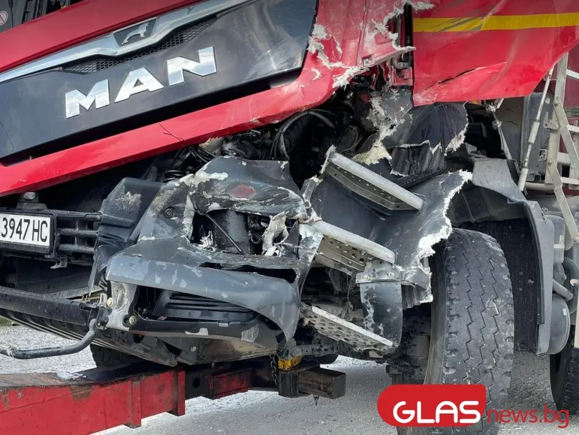 Шофьор се вряза в камион, загина