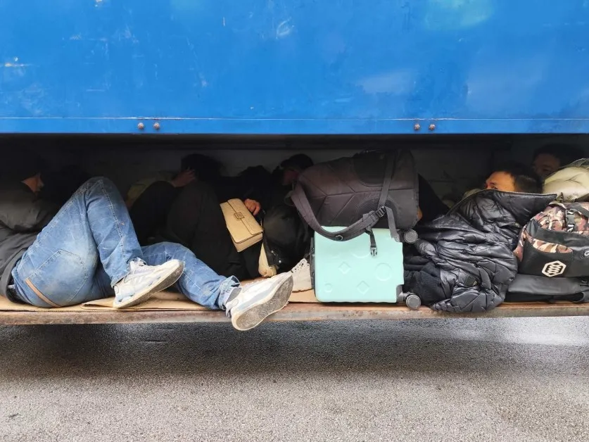 Шофьор скри в малък сандък 7 китайци: искал да ги закара до Солун за 100 евро на човек СНИМКИ