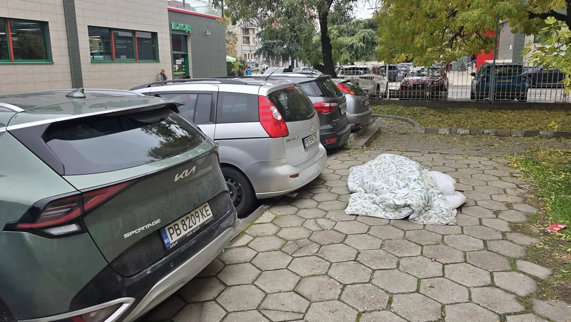 Тревожна гледка: Мъж спи на тротоар в двора на пловдивска болница СНИМКИ