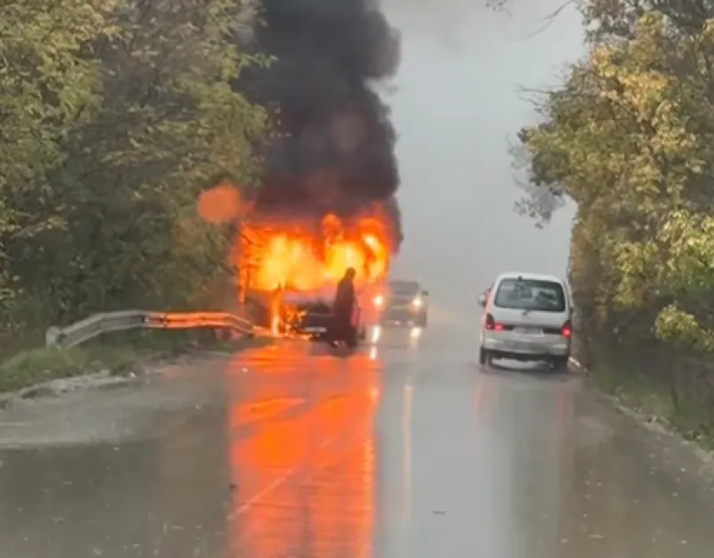 Бус гори във Варненско СНИМКИ