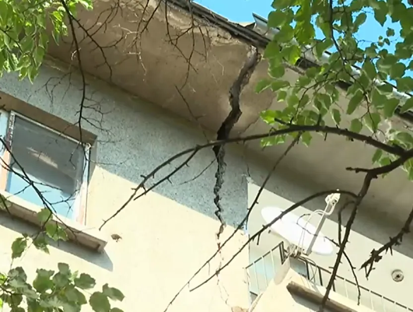 Десетки семейства се евакуираха заради рушащия се блок в София
