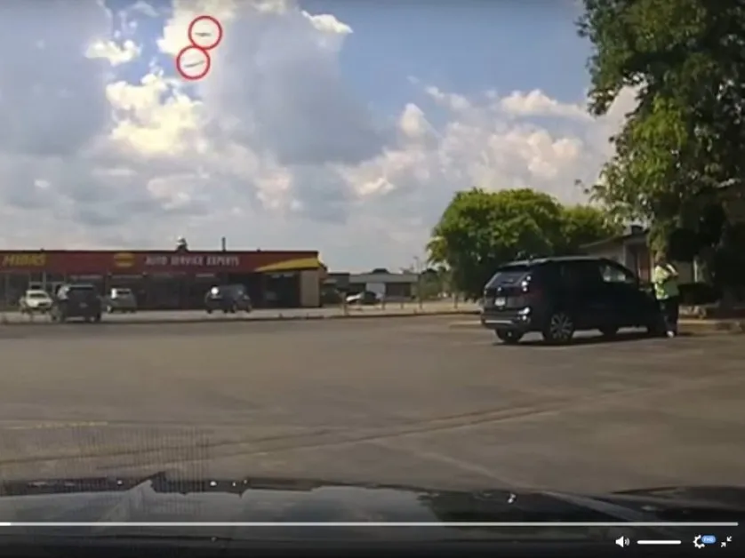 Два препълнени пътнически самолета едва не се сблъскаха във въздуха