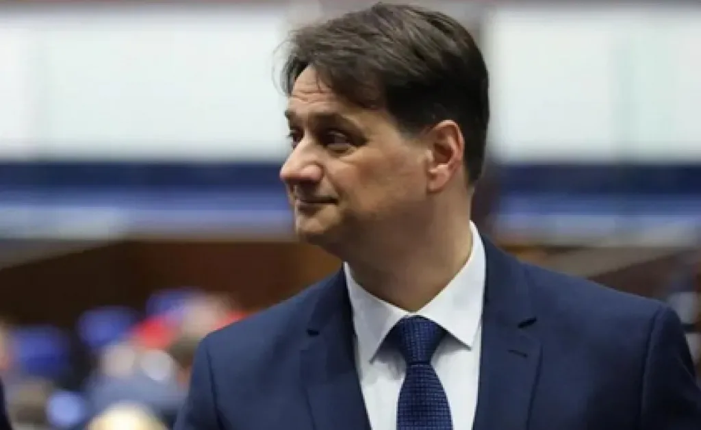 Гонят от читалището театралната школа на министър Бачев