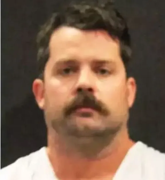 Издъхна бащата, изоставил дъщеричката си в кола, за да гледа порно