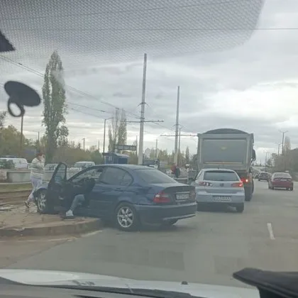 Меле в София! БМВ засече камион, последва сблъсък ВИДЕО