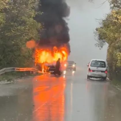 Бус се самозапали във Варненско Превозното средство е обхванато в пламъци Инцидентът