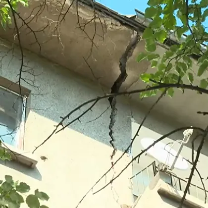 Десетки семейства се евакуираха заради рушащия се блок в София